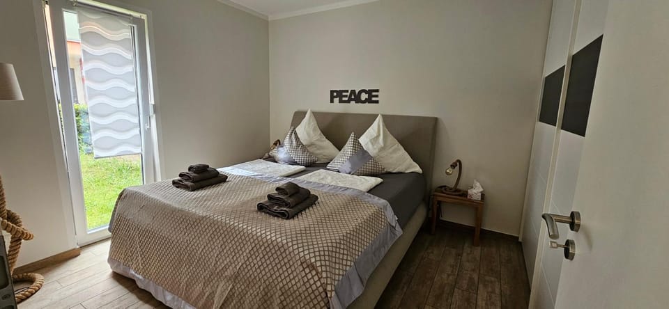 Bedroom, towels