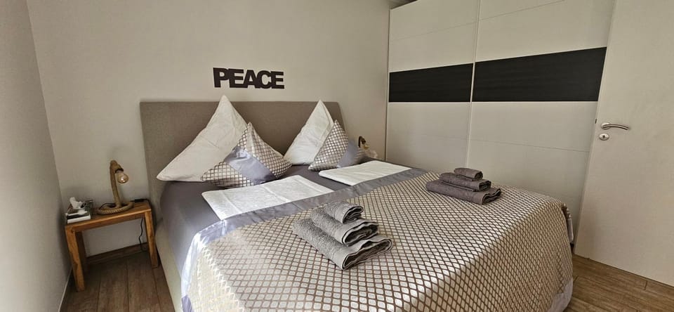 Bedroom, towels