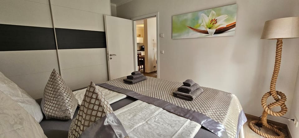 Bedroom, towels