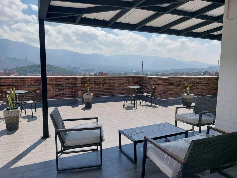 Laureles penthouse, jacuzzi-rooftop fun in the sun Apartment in Medellin