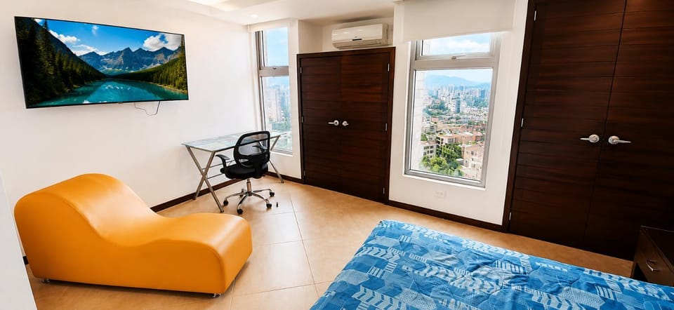 Laureles penthouse, jacuzzi-rooftop fun in the sun Apartment in Medellin