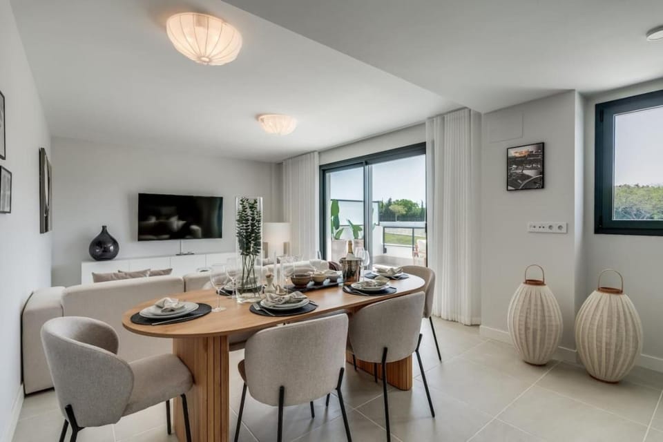 TV and multimedia, Seating area, Dining area