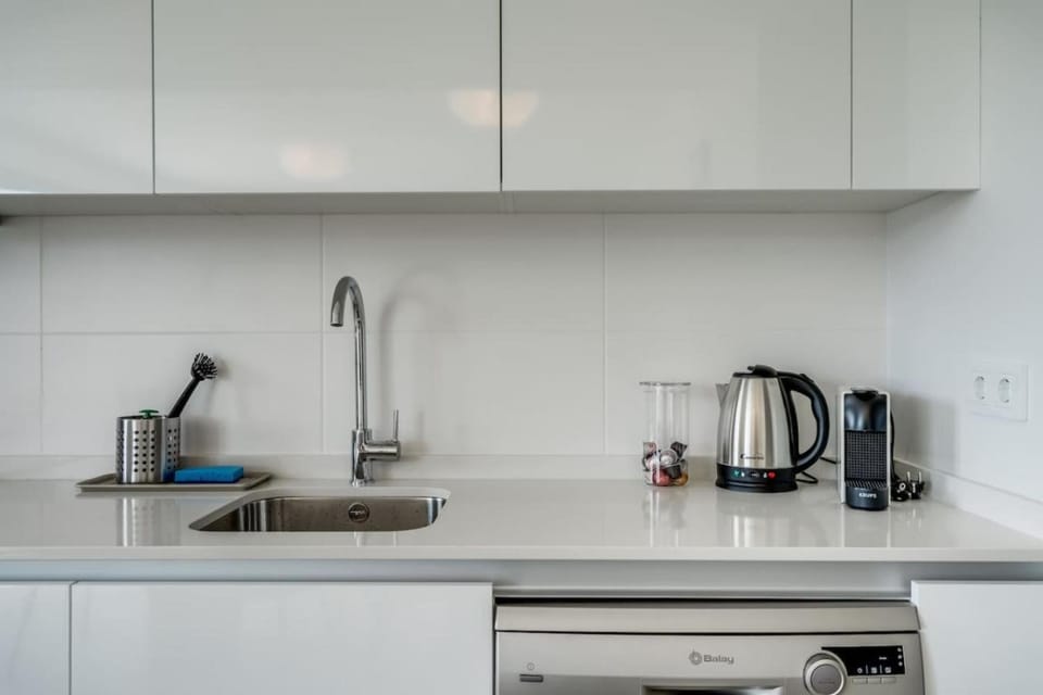 Coffee/tea facilities, Kitchen or kitchenette, stove