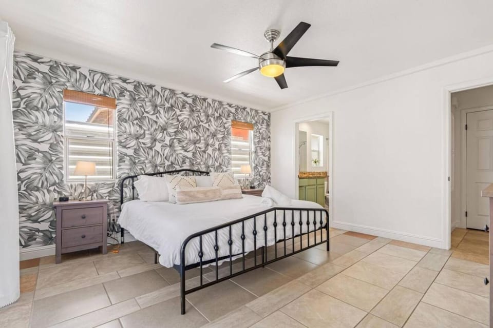 Bed, Photo of the whole room, Bedroom, fireplace