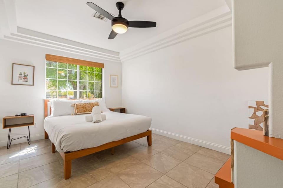Bed, Photo of the whole room, Bedroom, fireplace, air conditioner