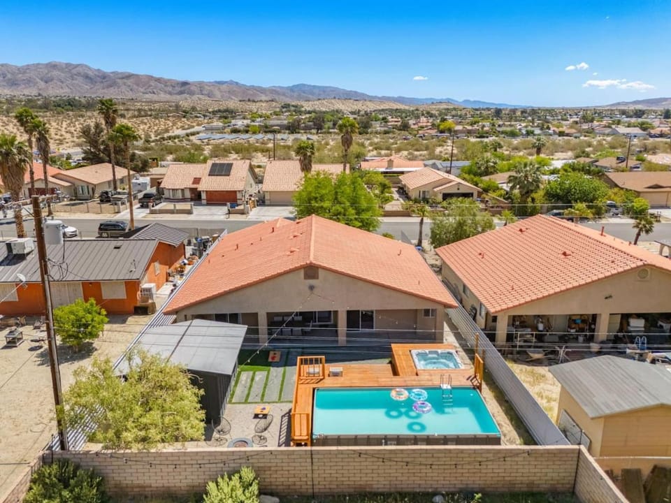 Property building, Patio, Day, Neighbourhood, Natural landscape, Bird's eye view, City view, Mountain view, Pool view, Street view, Swimming pool, Swimming pool, Location, Parking, sunbed