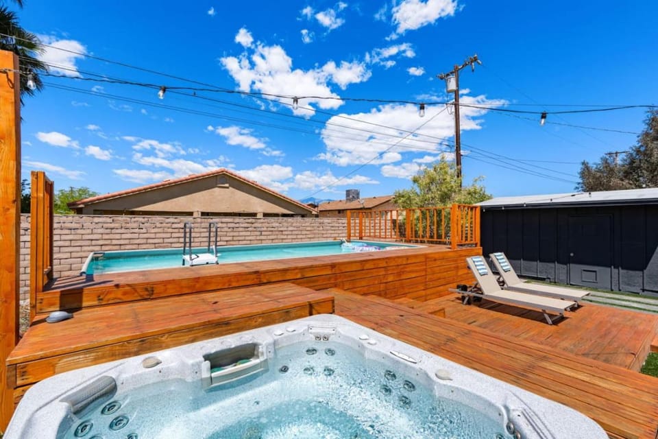 Day, Natural landscape, Hot Tub, Hot Tub, Pool view, Swimming pool, sunbed