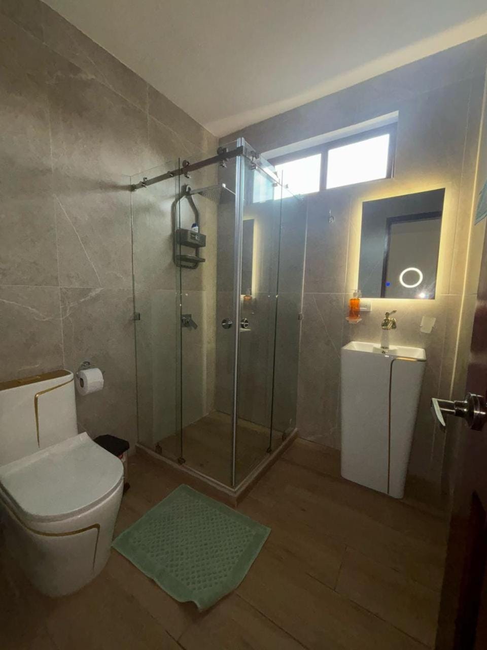 Shower, Toilet, Bathroom, towels
