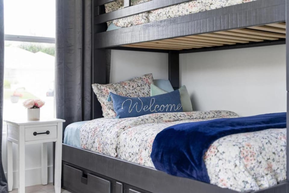Modern Comfort in Naples, Close to Everything House in Naples