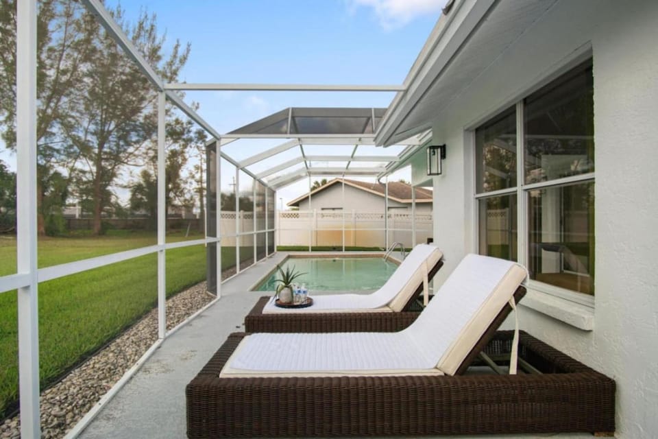 Modern Comfort in Naples, Close to Everything House in Naples