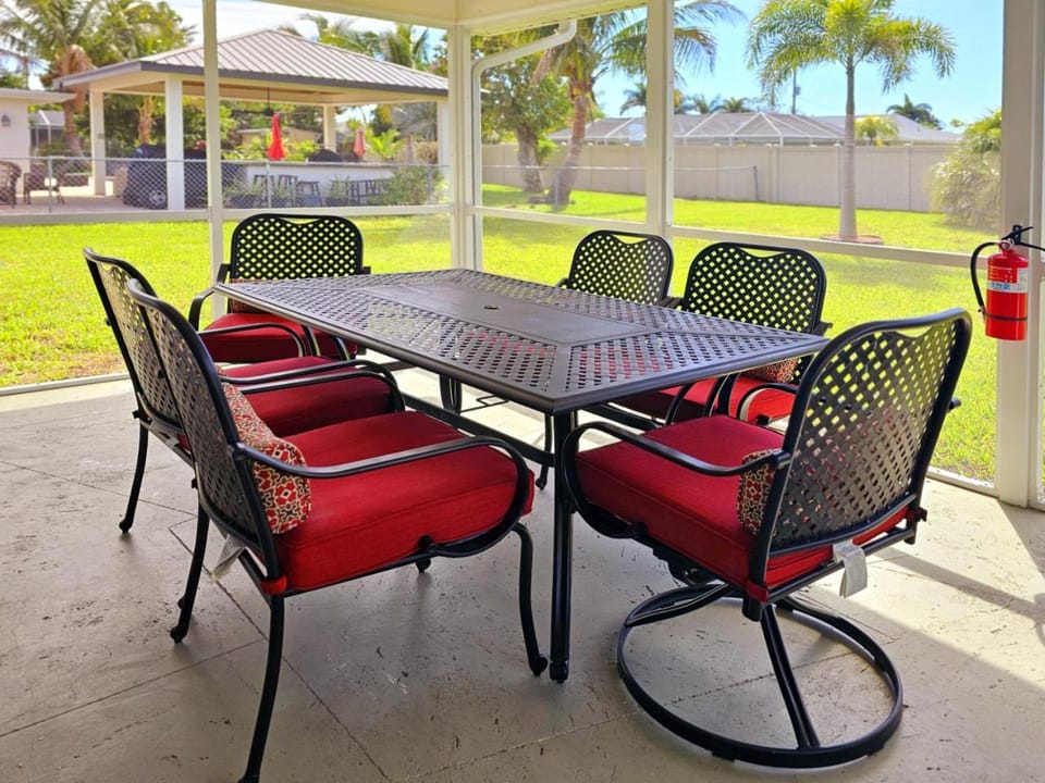 Cozy Retreat with Lanai and Outdoor BBQ House in Cape Coral