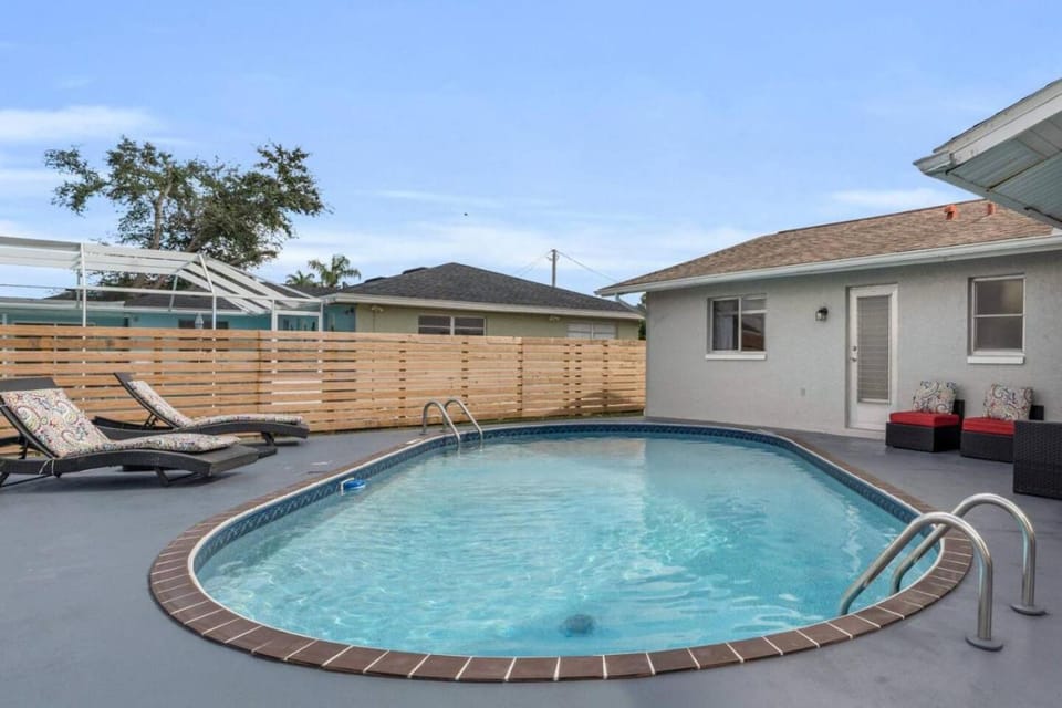 Sunny Cape Coral Escape, Warmth Awaits House in Cape Coral