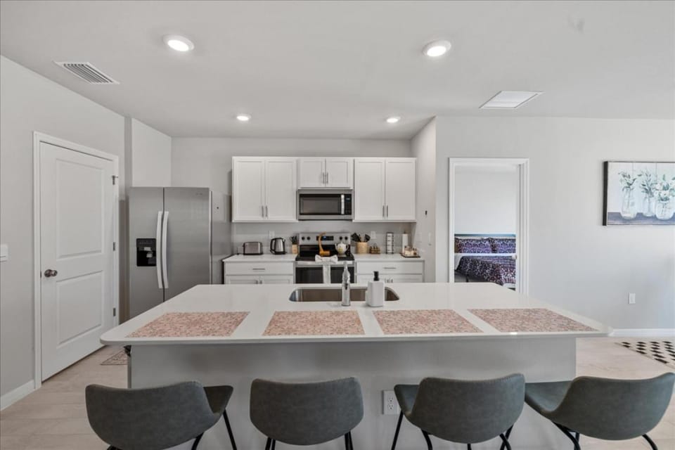 Cape Coral Getaway, Modern Comfort and Location House in Cape Coral