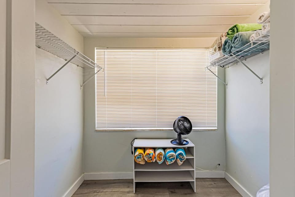 Coastal Getaway, 5 Mins to Vanderbilt Beach House in Naples Park