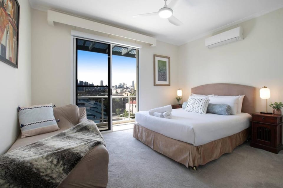 Stylish Balmain Townhouse with Pool & City Views House in Rozelle