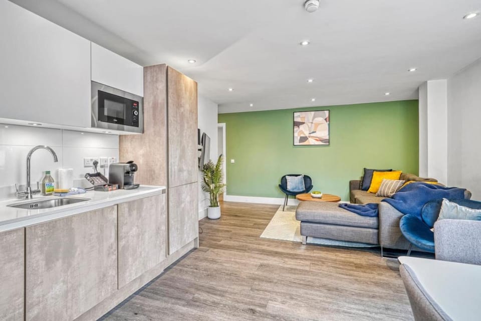 TV and multimedia, Coffee/tea facilities, Kitchen or kitchenette, Living room, Seating area