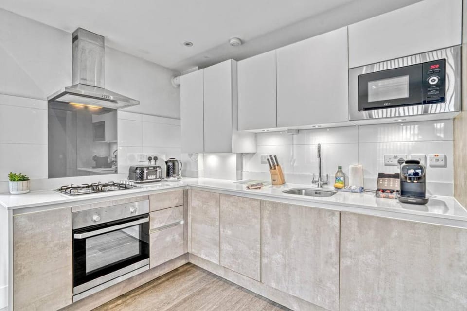 Coffee/tea facilities, Kitchen or kitchenette, oven, stove, toaster