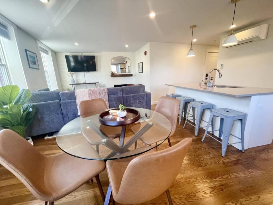 4 King Suites, Downtown, Outlets, Beach, Historic Apartment in Portsmouth