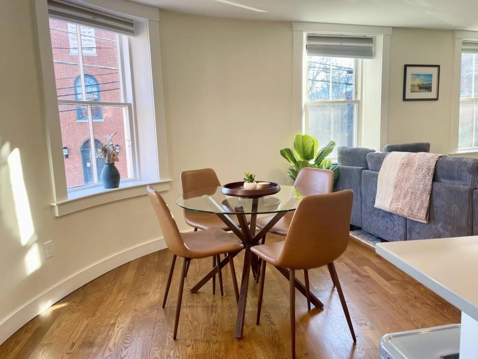 4 King Suites, Downtown, Outlets, Beach, Historic Apartment in Portsmouth