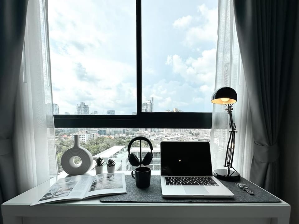 Refined High-Rise 1BR - Fast Wifi - BTS Phra Khanong Apartment in Bangkok