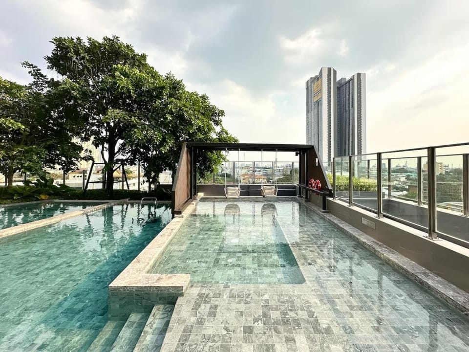 Refined High-Rise 1BR - Fast Wifi - BTS Phra Khanong Apartment in Bangkok