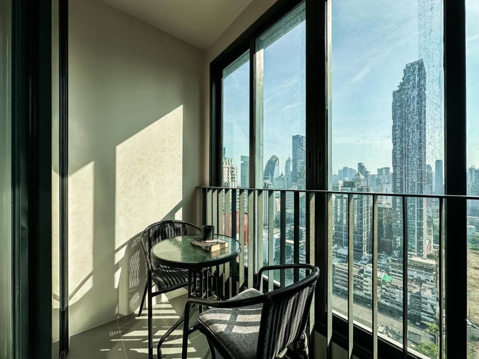 Upscale Skyview 1BR - Ultra Fast Wifi - Chitlom Apartment in Bangkok