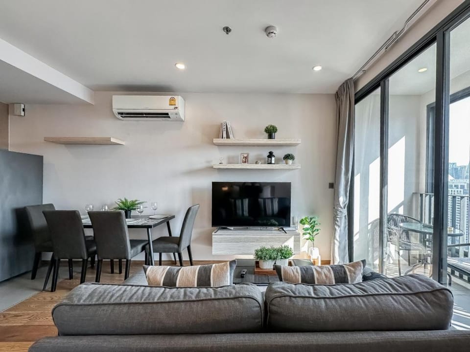 Upscale Skyview 1BR - Ultra Fast Wifi - Chitlom Apartment in Bangkok