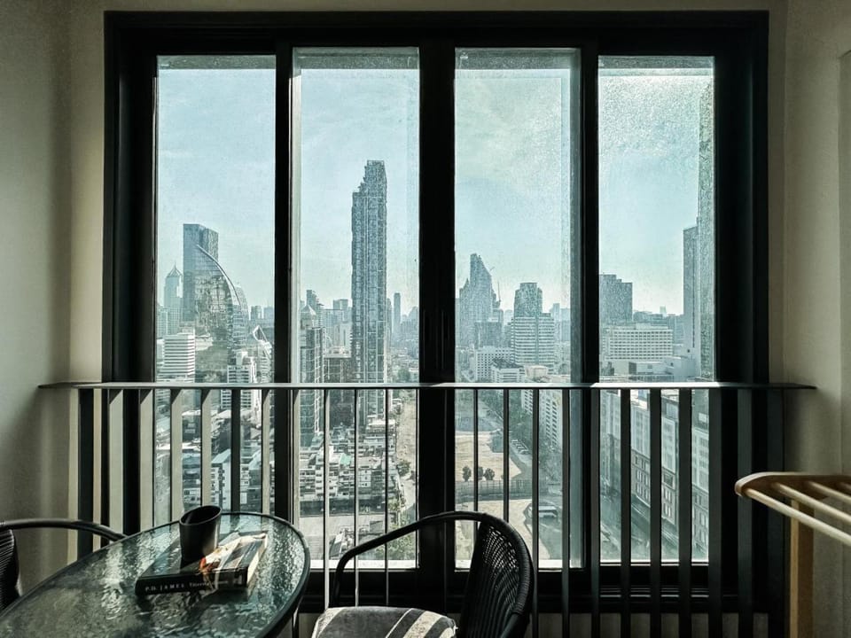 Upscale Skyview 1BR - Ultra Fast Wifi - Chitlom Apartment in Bangkok