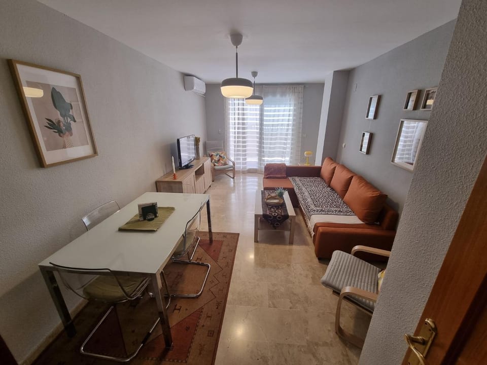 Communal lounge/ TV room, TV and multimedia, Living room, Decorative detail, Dining area