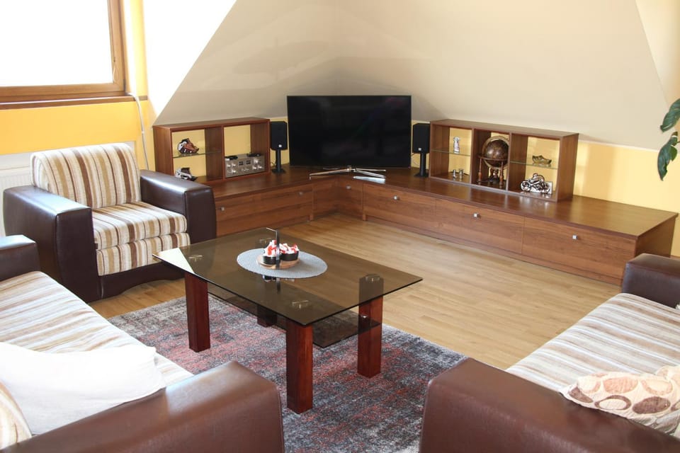 TV and multimedia, Living room, Seating area, Evening entertainment