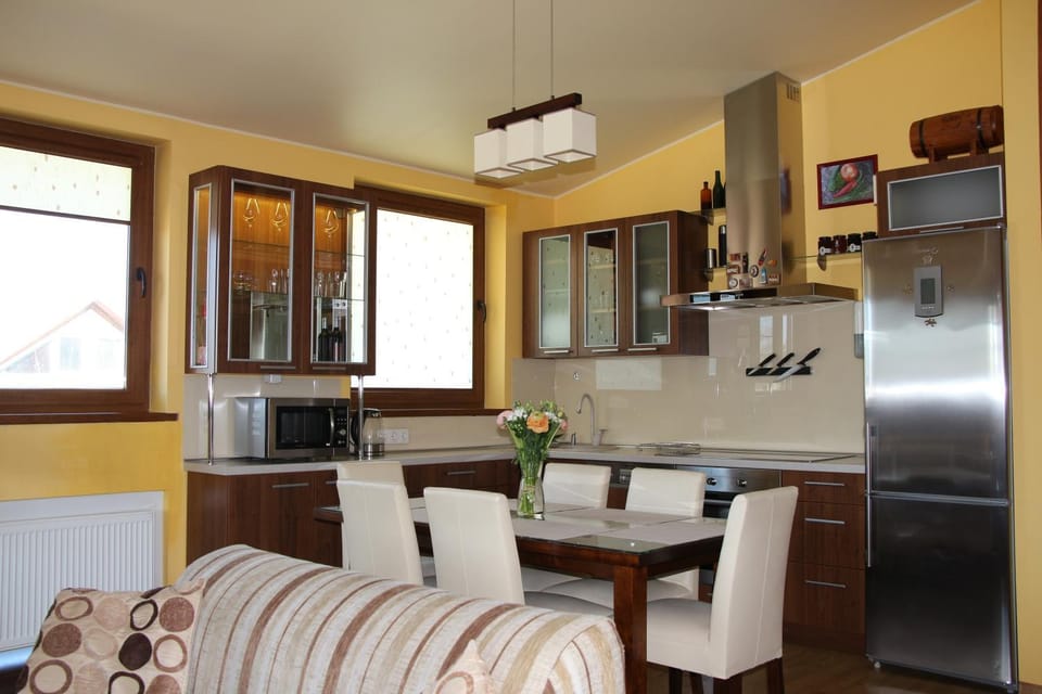 Kitchen or kitchenette, Living room, Seating area, Dining area