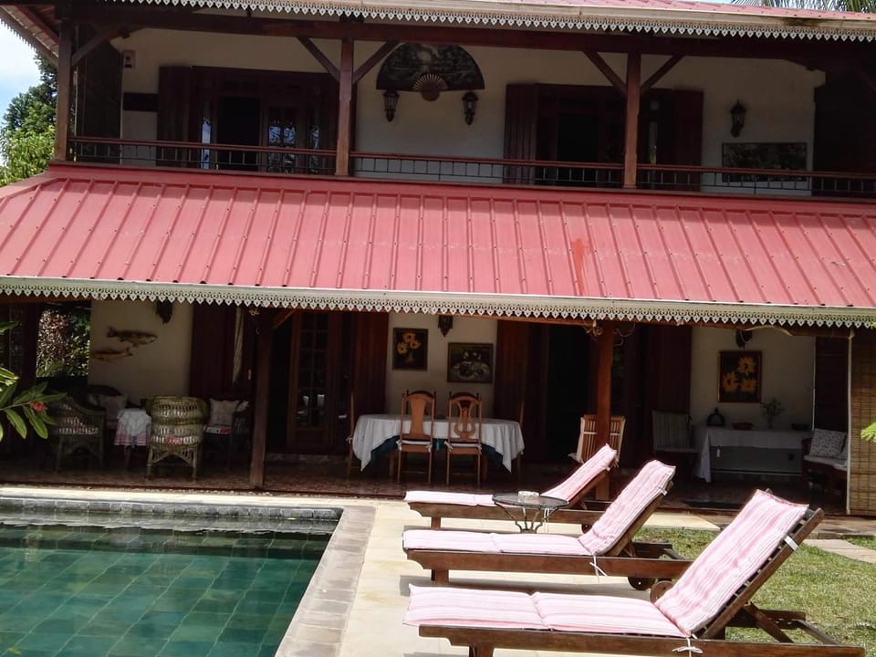 Property building, Balcony/Terrace, Swimming pool, sunbed