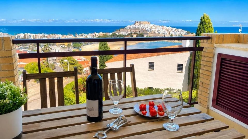 Nearby landmark, Off site, View (from property/room), Balcony/Terrace, Dining area, City view, Landmark view, Pool view, Sea view, Street view