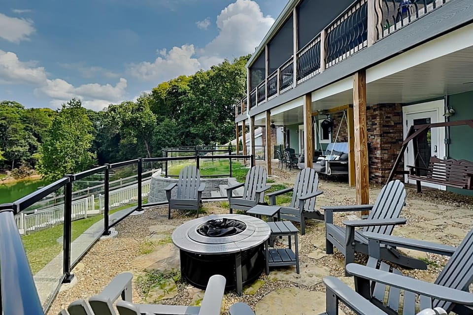 Property building, Patio, Natural landscape, Balcony/Terrace, Seating area, Lake view, furniture