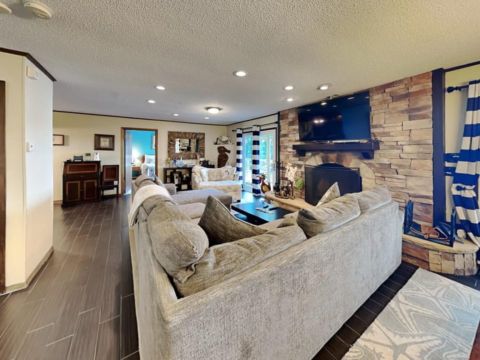 TV and multimedia, Living room, Seating area, Bedroom, fireplace, furniture