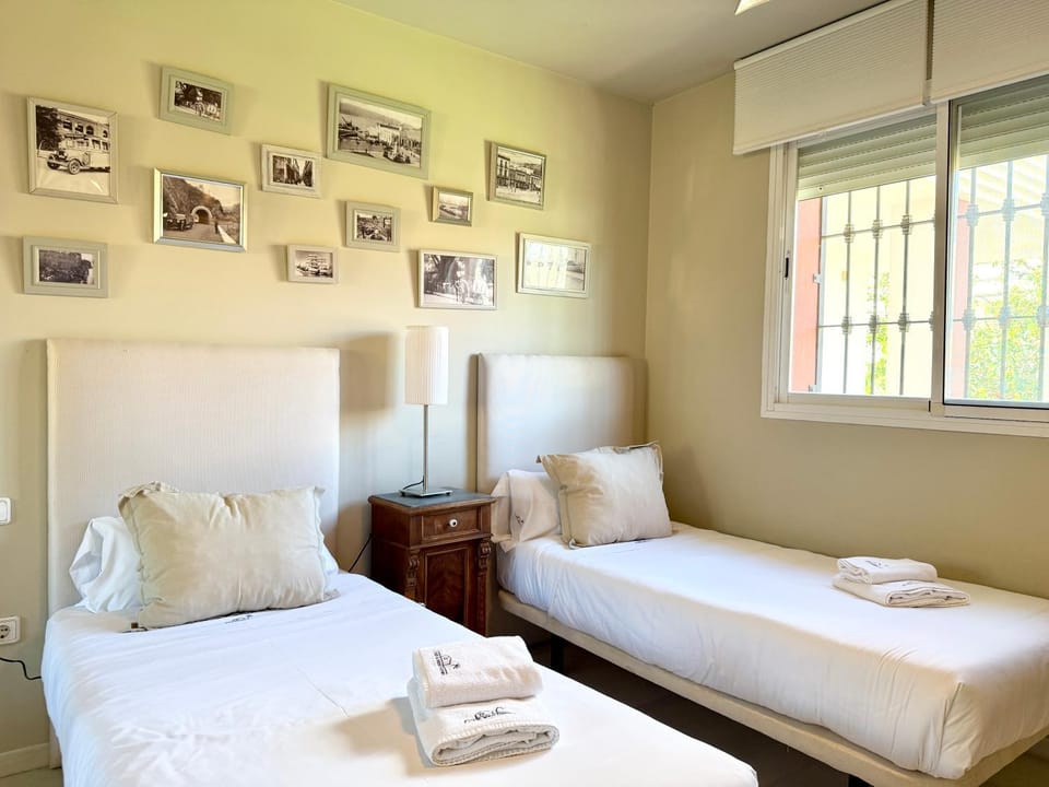 Penthouse Golden Mile Seaviews With Paddle Court - EaW Homes Apartment in Marbella
