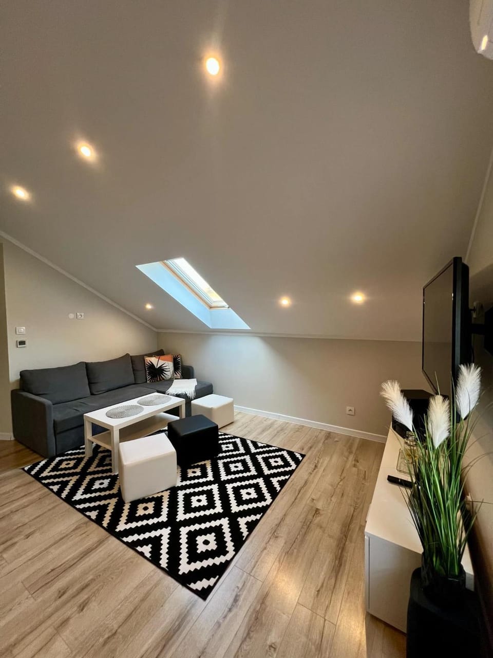 Bed, TV and multimedia, Living room, Photo of the whole room, Seating area, Evening entertainment