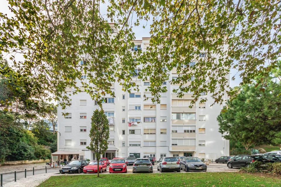 Property building, Facade/entrance, Neighbourhood, Street view, Location, Parking