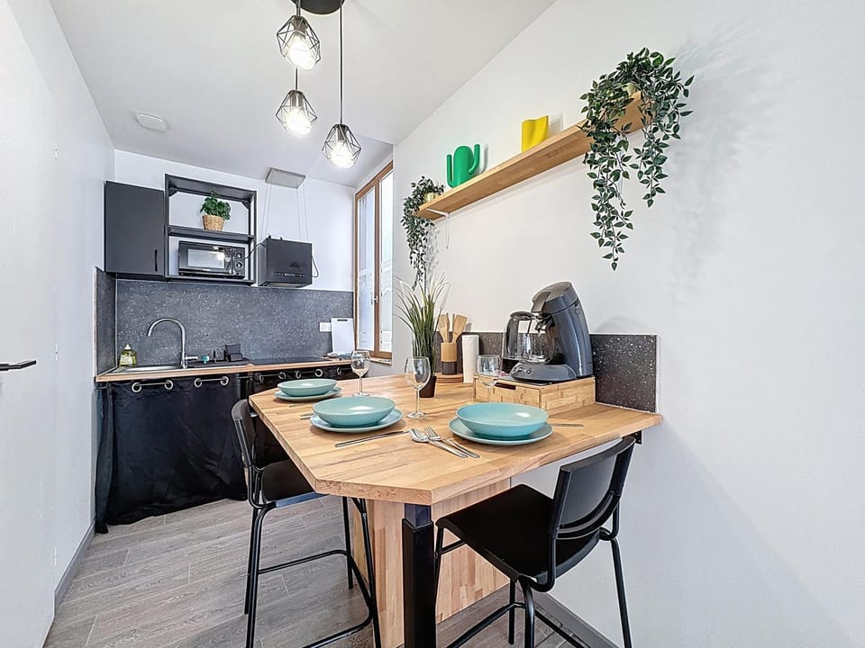 Kitchen or kitchenette, Dining area, minibar, oven, pet friendly, stove