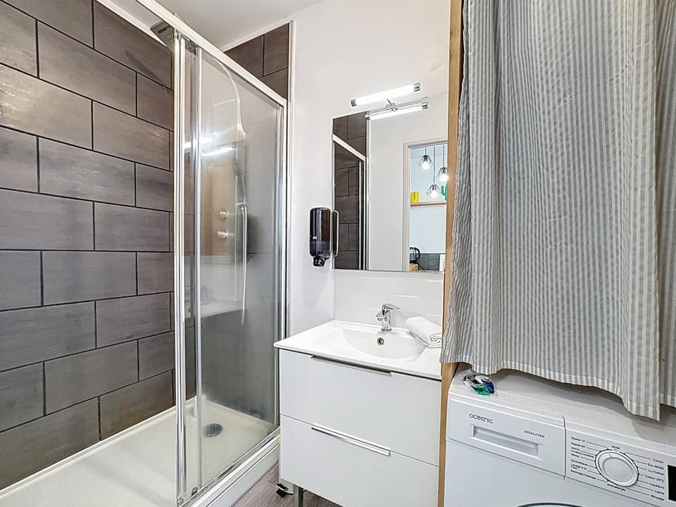 Shower, Bathroom, Bath, towels