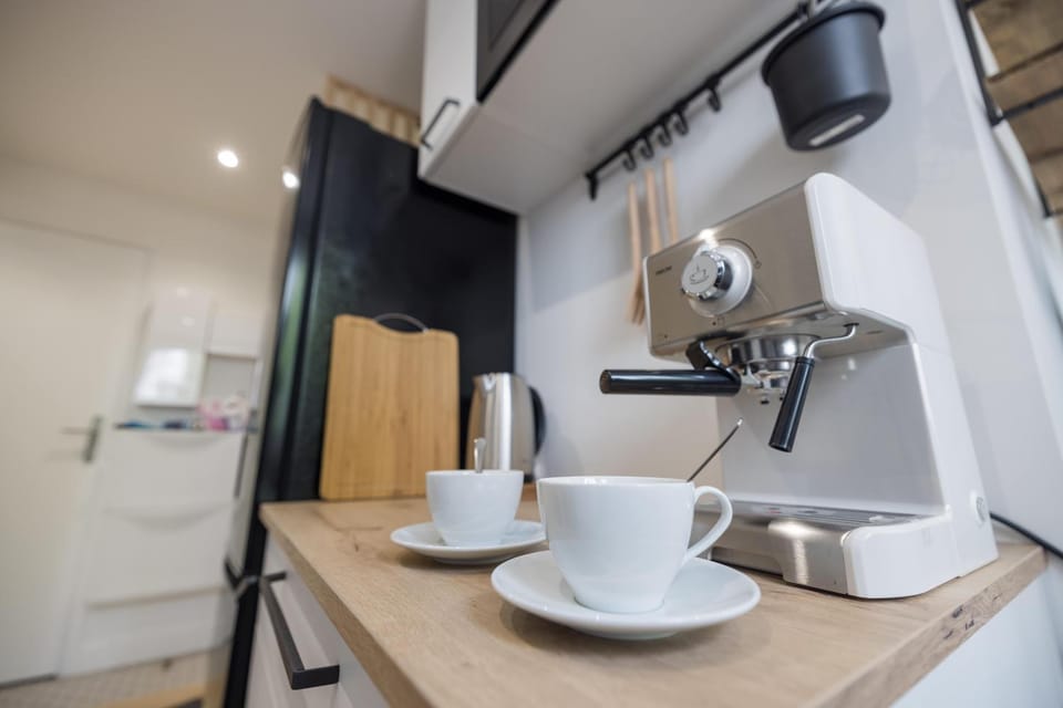 Coffee/tea facilities, Kitchen or kitchenette, Communal kitchen, dishwasher, microwave, oven, stove, washing machine, dryer