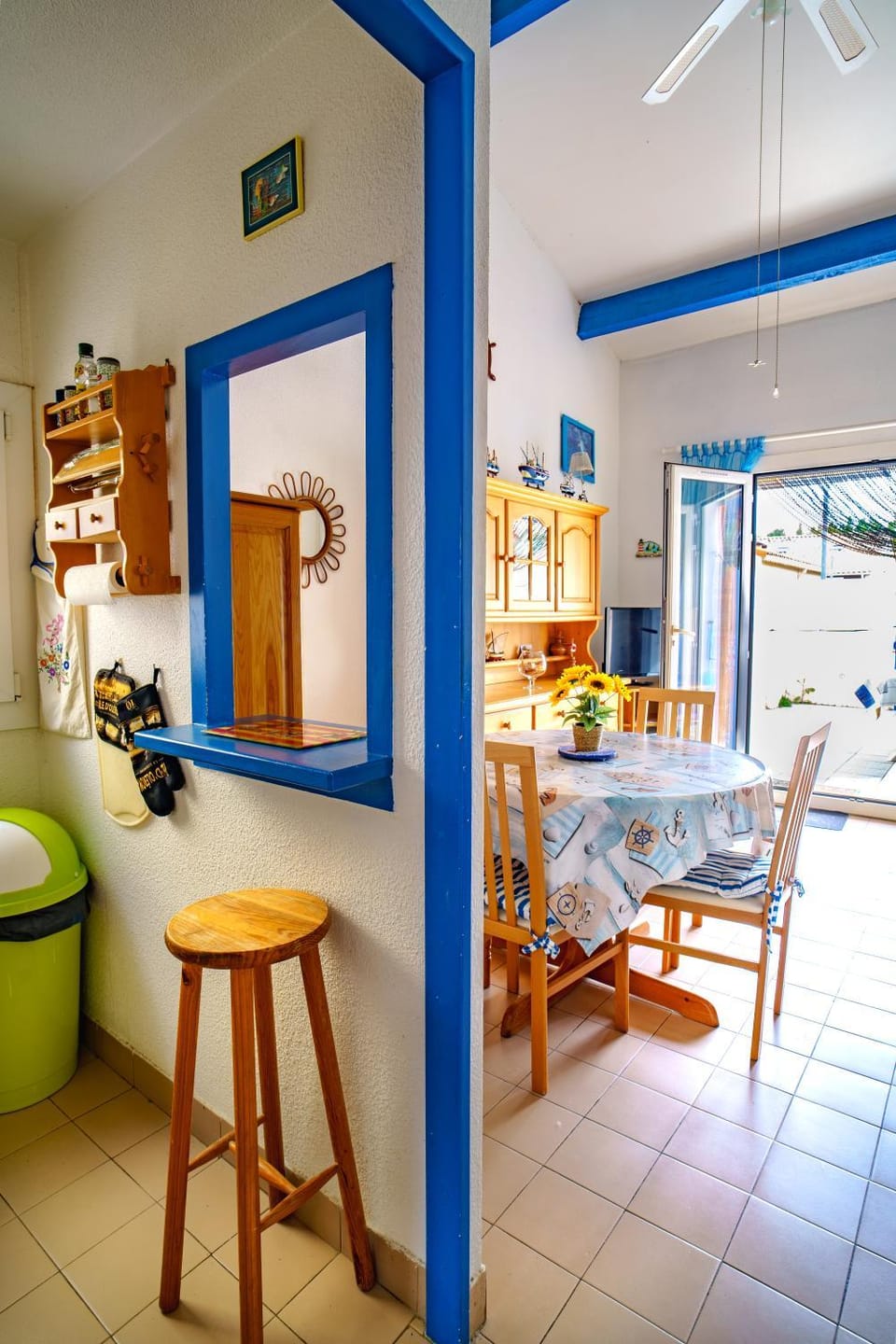 Kitchen or kitchenette, Dining area