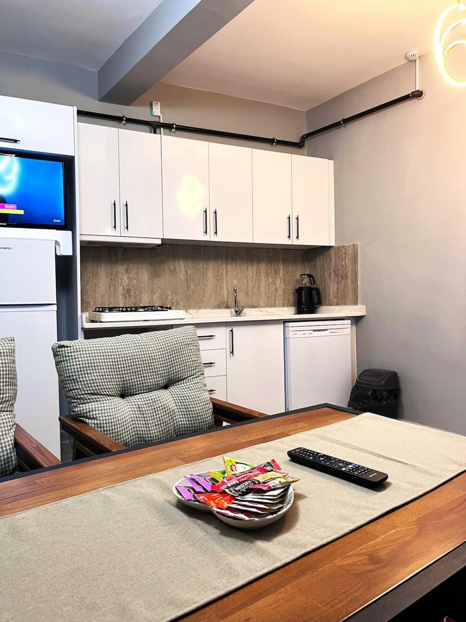 Kitchen or kitchenette, Dining area