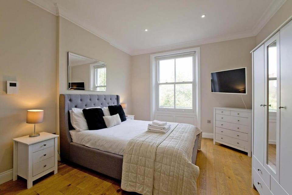 Bed, TV and multimedia, Bedroom, wardrobe
