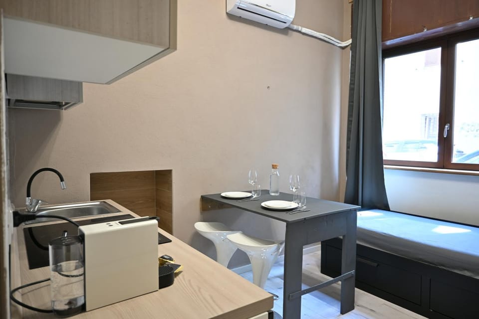 Kitchen or kitchenette, Dining area, stove