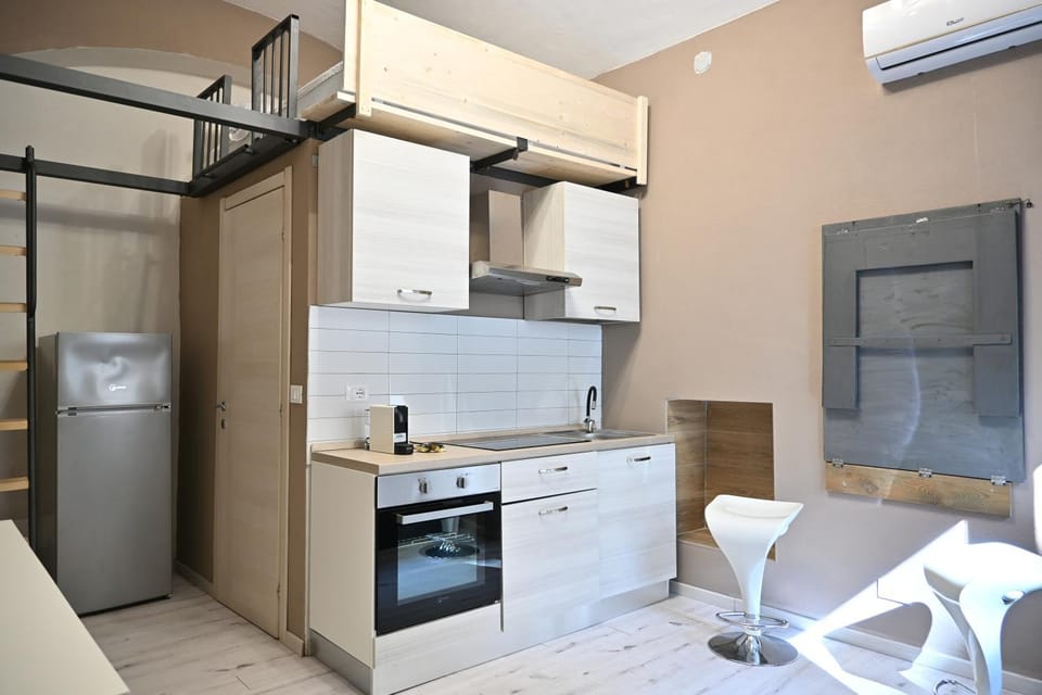 Kitchen or kitchenette, Dining area, oven, stove, air conditioner