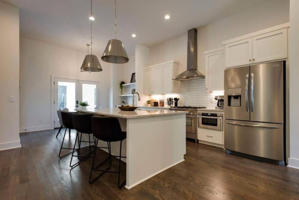 Coffee/tea facilities, Kitchen or kitchenette, Dining area, oven, stove