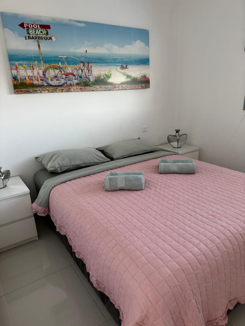 Bed, Bedroom, towels