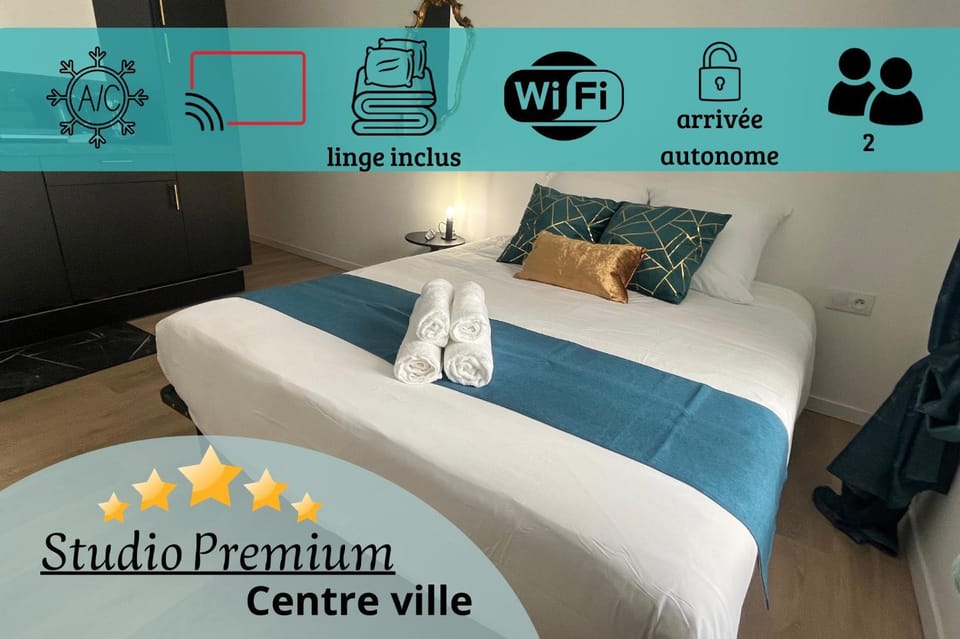 Bed, Photo of the whole room, Bedroom, Text overlay