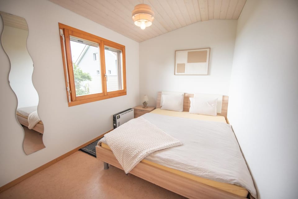 Bed, Photo of the whole room, Bedroom, heating, towels